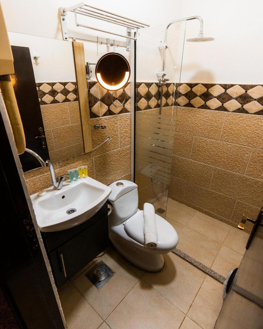 Aţ Ţayyibah Plaza View Hostel מראה חיצוני תמונה